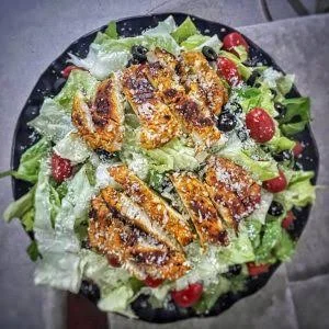 سالاد سزار با مرغ گریل