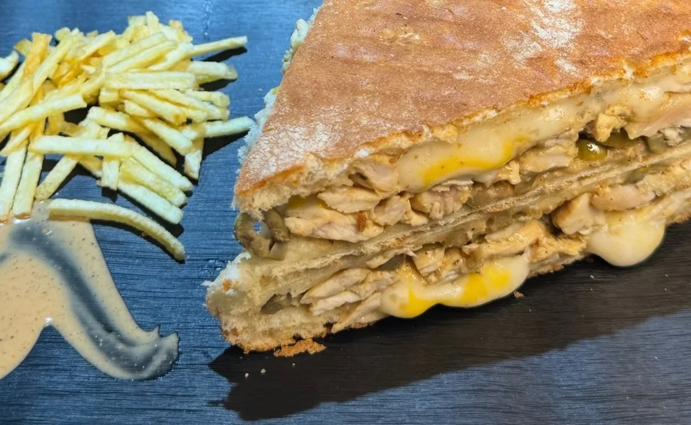 پنینی مرغ و پنیر 